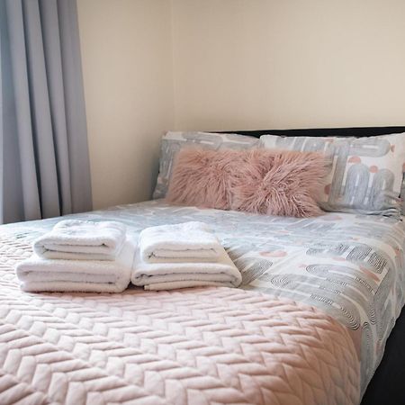 4 Bedroom Flat With High Speed Wi-Fi In North Acton, Ealing, West 런던 외부 사진