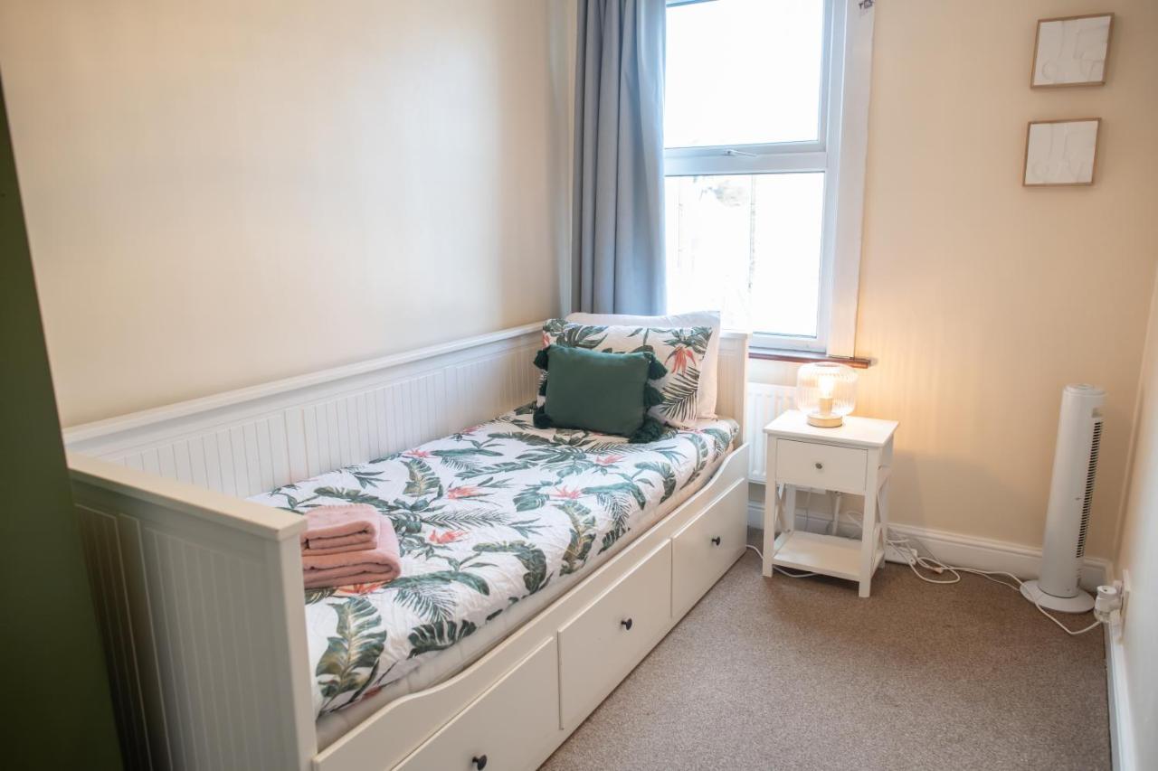 4 Bedroom Flat With High Speed Wi-Fi In North Acton, Ealing, West 런던 외부 사진