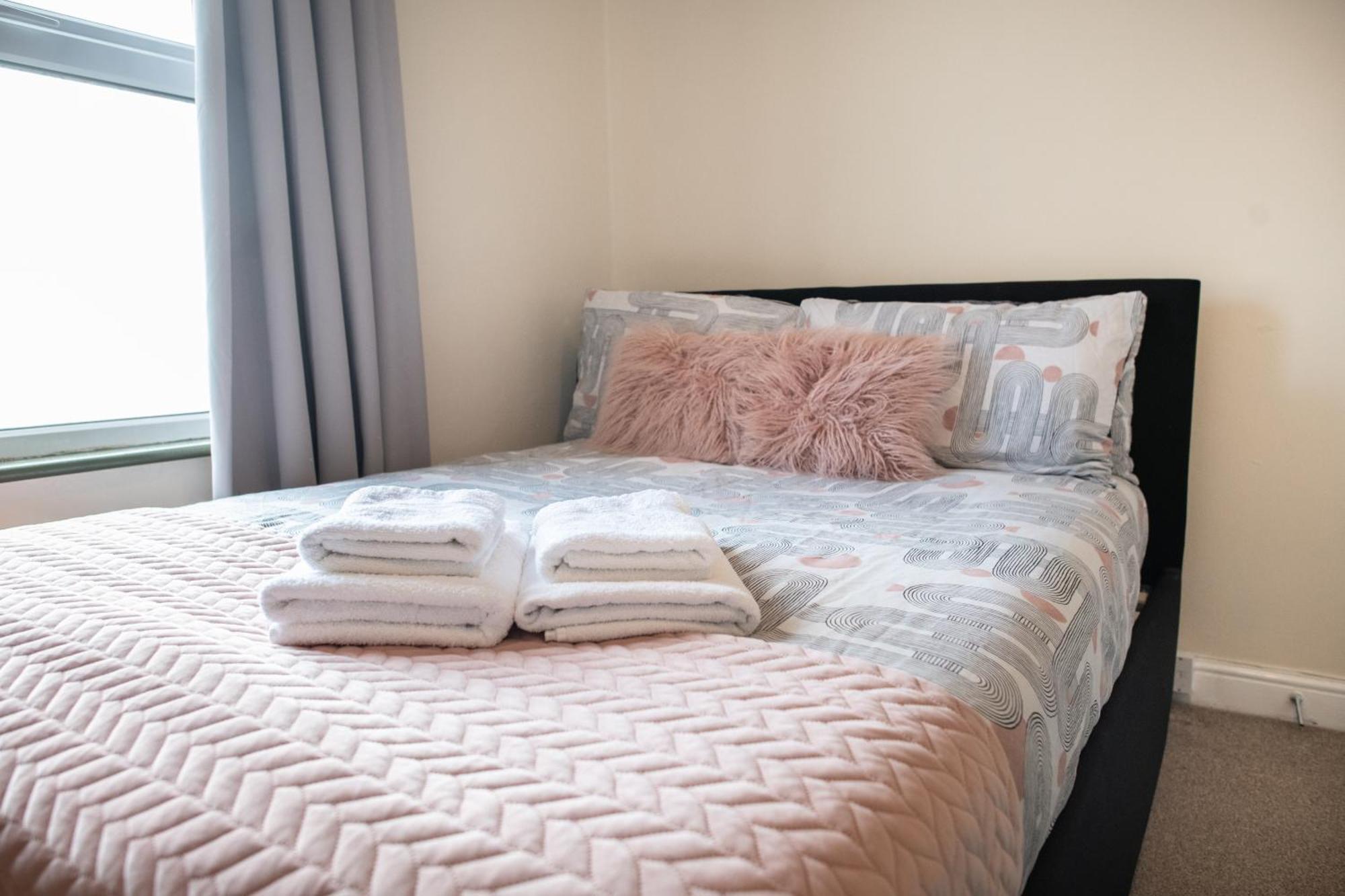 4 Bedroom Flat With High Speed Wi-Fi In North Acton, Ealing, West 런던 외부 사진