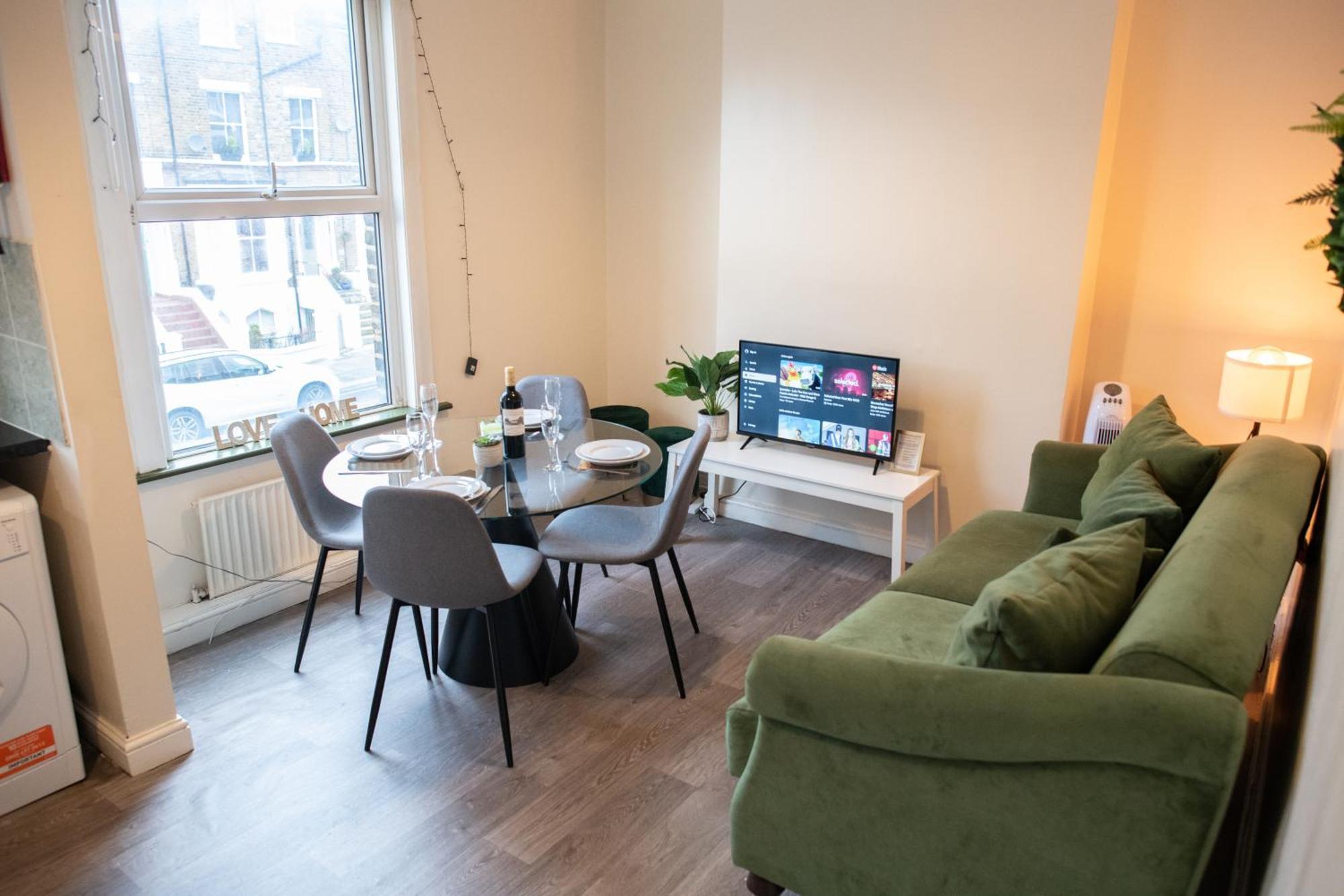 4 Bedroom Flat With High Speed Wi-Fi In North Acton, Ealing, West 런던 외부 사진