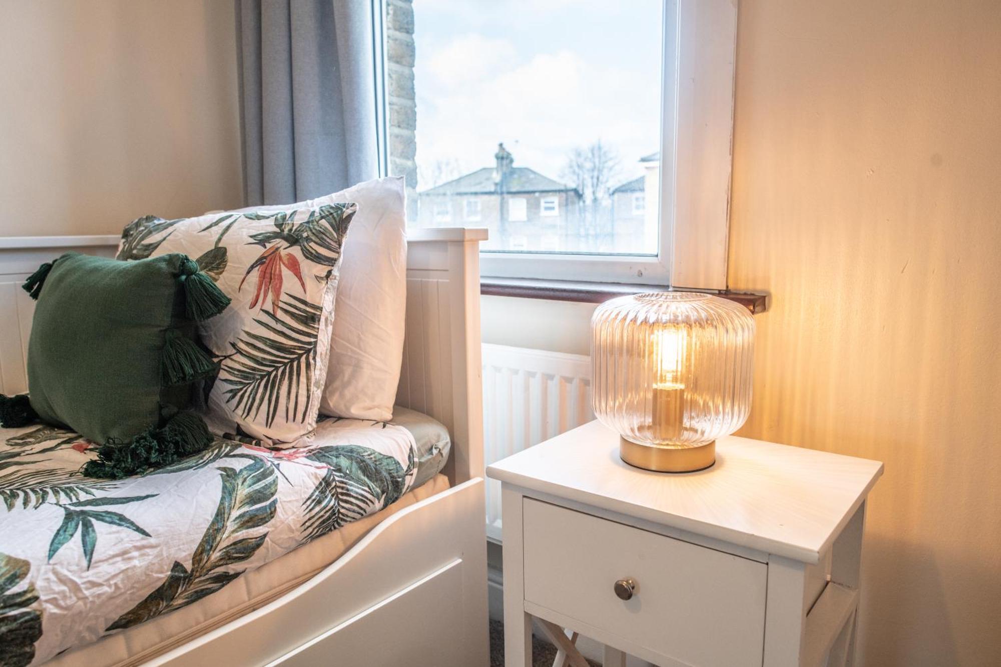 4 Bedroom Flat With High Speed Wi-Fi In North Acton, Ealing, West 런던 외부 사진