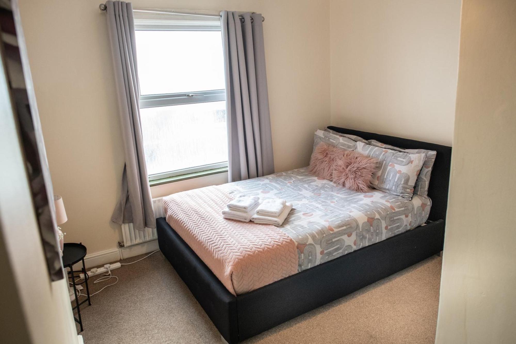 4 Bedroom Flat With High Speed Wi-Fi In North Acton, Ealing, West 런던 외부 사진