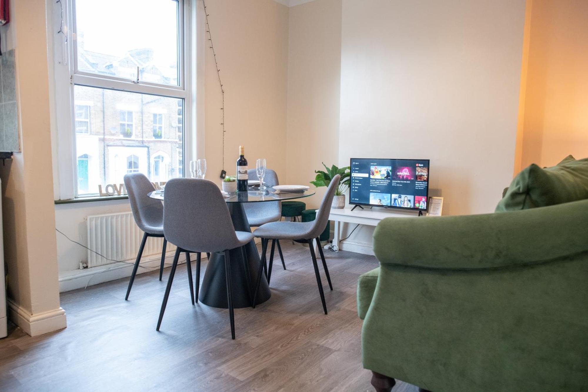 4 Bedroom Flat With High Speed Wi-Fi In North Acton, Ealing, West 런던 외부 사진