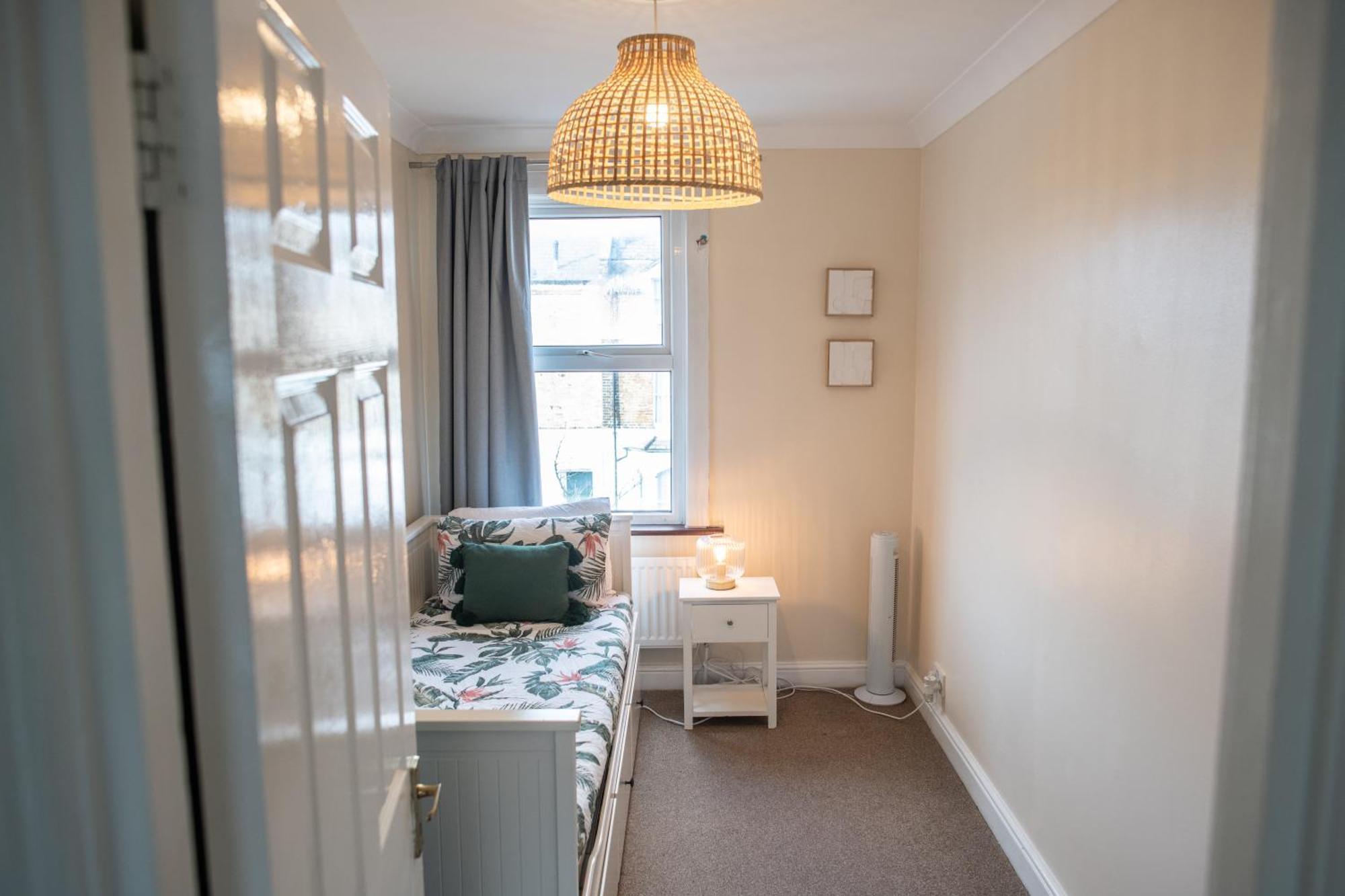 4 Bedroom Flat With High Speed Wi-Fi In North Acton, Ealing, West 런던 외부 사진